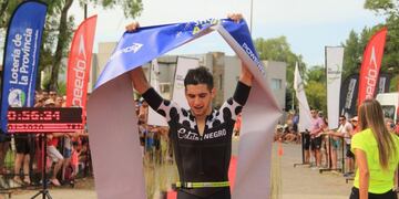 Triatlón de Azul: gran performance de Gerónimo Dhereté y Johanna Pennella