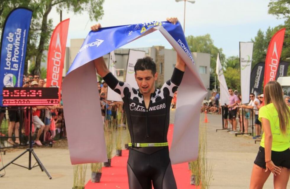 Triatlón de Azul: gran performance de Gerónimo Dhereté y Johanna Pennella