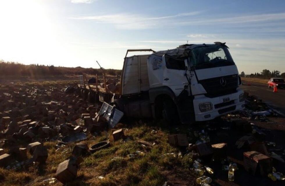 Un camión cargado con aceite volcó sobre la Ruta 7, a la altura de Santa Rosa