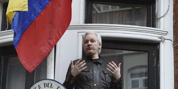 El fundador de WikiLeaks, Julian Assange en el balcón de la embajada ecuatoriana en Londres, Reino Unido\u002E (EFE)