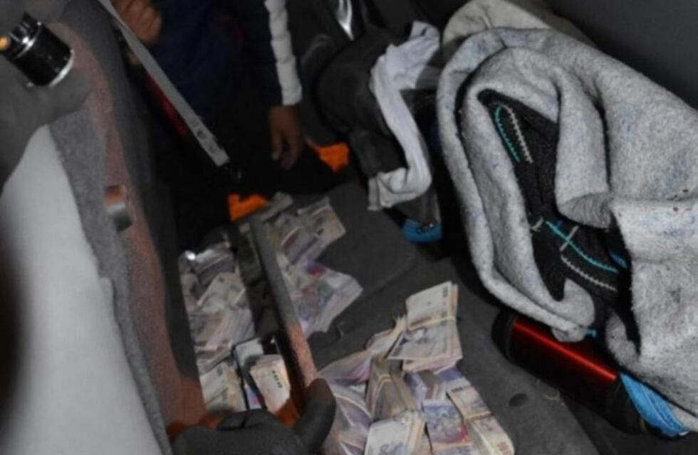 Obereños transportaban 4 millones de pesos ocultos en su camioneta y fueron demorados