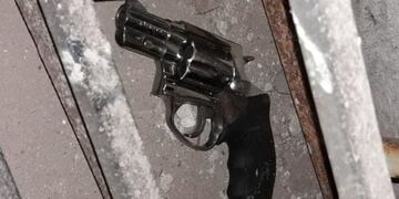 Los delincuentes arrojaron un arma antes de ser detenidos (Prensa Ministerio de Seguridad)