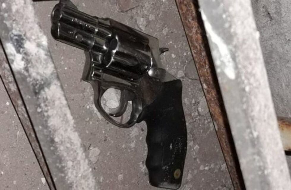 Abordaron a la víctima cuando entraba el auto y los detuvieron cuando huían por los techos