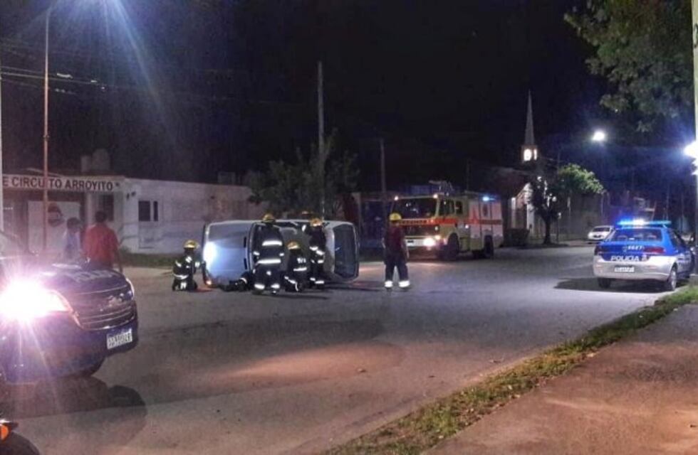 Un auto volcó en Dalle Mura y Av. Alfonsín