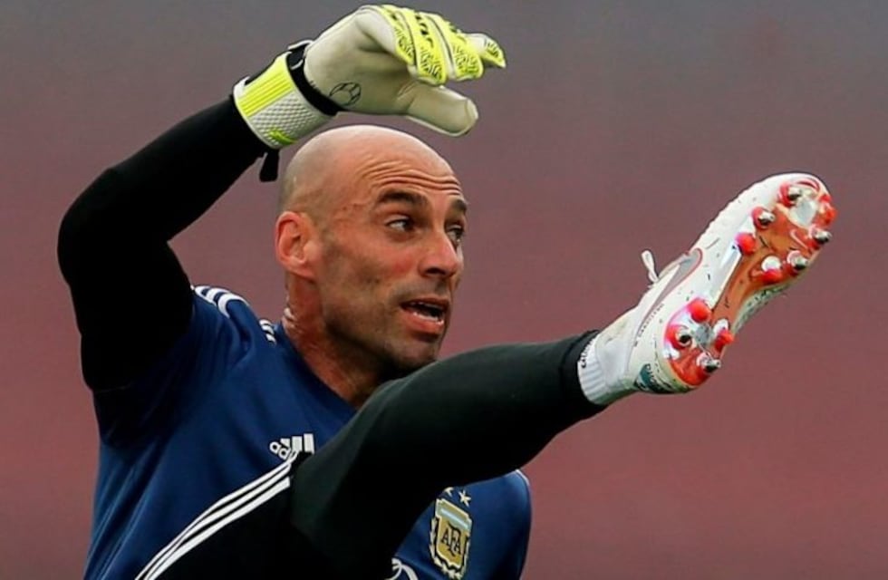 Willy Caballero deslumbró a todos con un golazo de chilena en la práctica