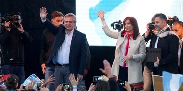 FILE PHOTO: Presidential candidate Alberto Fernandez of the Unidad Ciudadana (Citizen Unit), gestures to supporters, next to his Vice President candidate, Argentina's former President, Cristina Fernandez de Kirchner, and Merlo's Mayor, Gustavo Menendez, during a rally in Merlo, in Buenos Aires, Argentina May 25, 2019\u002E REUTERS/Agustin Marcarian/File Photo