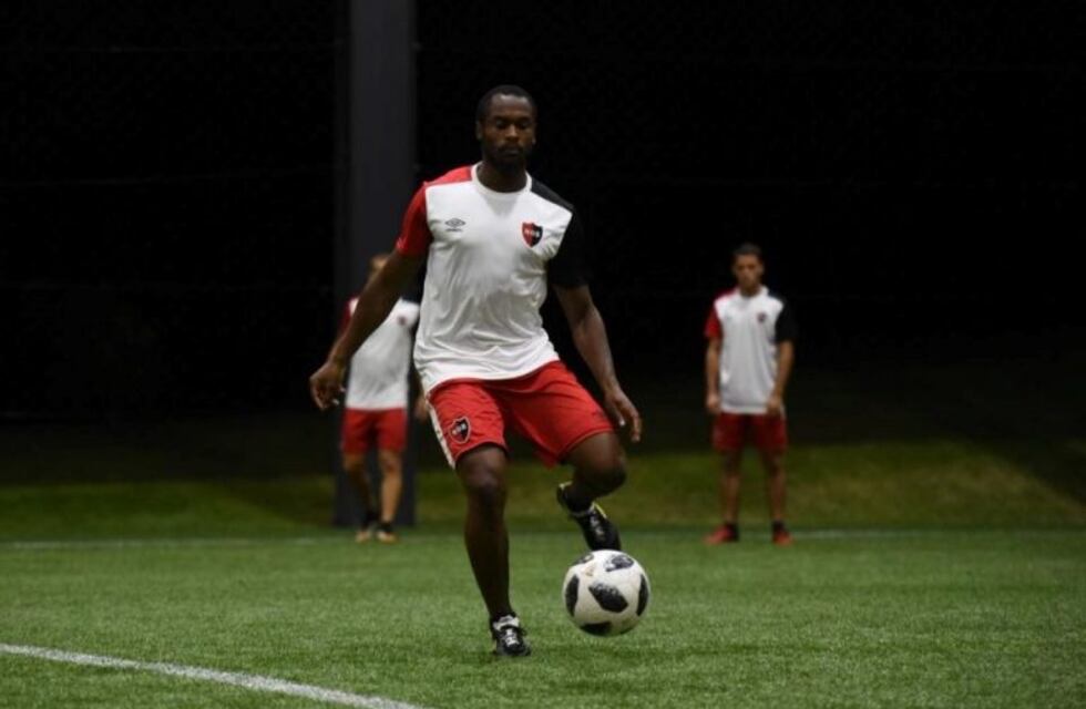 Aldave, representante de Leal, confirmó que el delantero "seguirá jugando en Newell's"