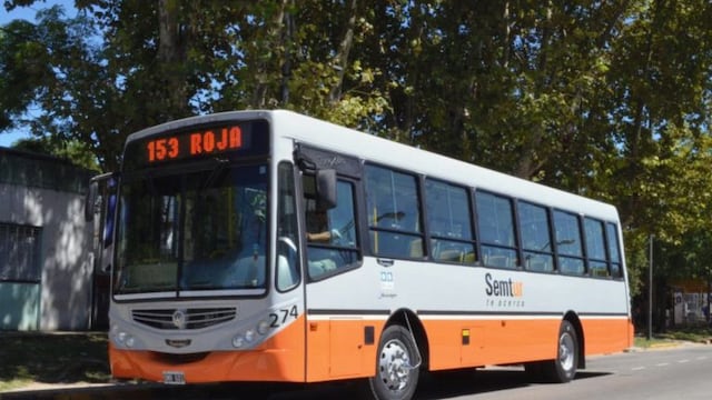 Colectivo de la lu00ednea 153 de la empresa Semtur en Rosario.