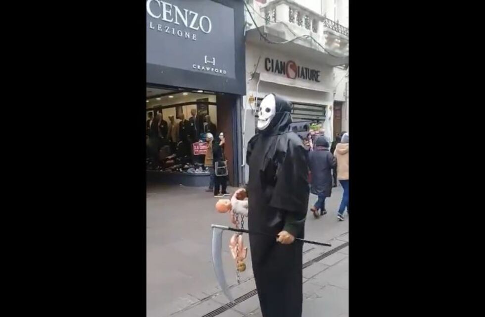 Curioso reclamo: disfrazado de la Parca salió a caminar contra el aborto por el centro rosarino