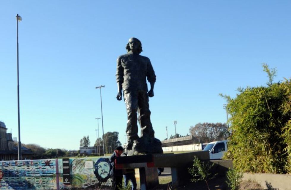 Intervinieron estatua del "Che" Guevara para recordar el "Trinche" Carlovich