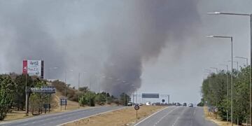 Incendio en Malagueño a la vera de la autopista Córdoba - Carlos Paz\u002E (Foto: Facebook Bomberos La Cumbre