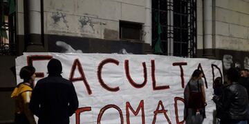 Tomaron la Facultad de Humanidades y Artes de la Universidad Nacional de Rosario\u002E (@tearsofmithril)