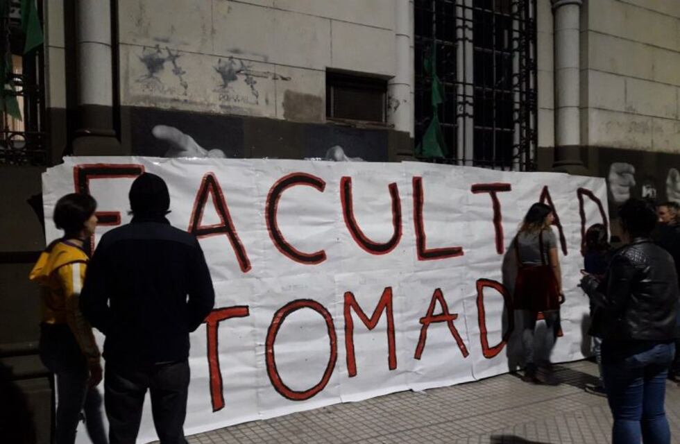 Tomaron la Facultad de Humanidades para apoyar el reclamo de aumento a docentes