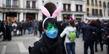 Venice (Italy), 23/02/2020\u002E- Asian tourists wear protective face masks during the Carnival in Venice, Italy, 23 February 2020\u002E The carnival in Venice is cancelled over concerns for of the spread of coronavirus in northern Italy, the region's president announced\u002E (Italia, Niza, Venecia) EFE/EPA/ABIR SULTAN