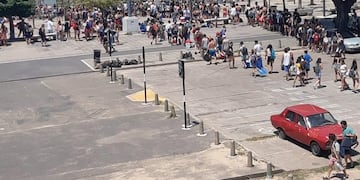Cero distanciamiento: hubo gente amontonada en colectivos y en La Florida