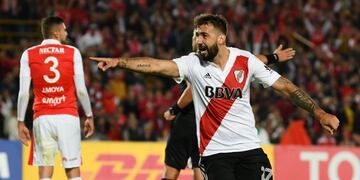Argentina's River Plate Lucas Pratto (R) celebrates after scoring a goal against Colombia's Santa fe during their Libertadores Cup at the El Campin stadium in Bogota on May 03, 2018\u002E / AFP PHOTO / Luis ACOSTA