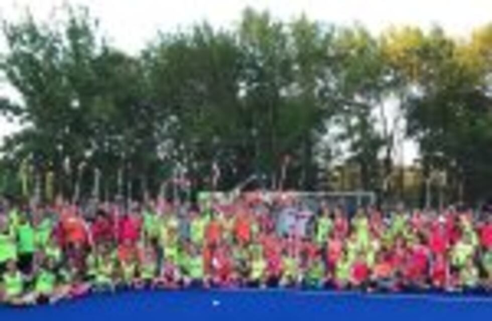 El australiano Jamie Dwyer brindó clínicas de hockey