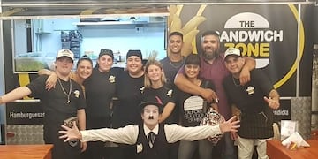 David trabaja todos los días en la hamburguesería de Villa Constitución que salió en su respaldo\u002E (Facebook)