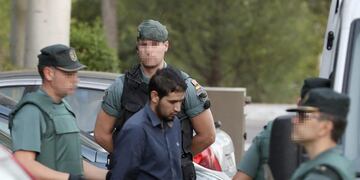 +++CORRECCIÓN IDENTIDAD+++GRA014\u002E TRES CANTOS (MADRID), 22/08/2017\u002E- Mohammed Alla, uno de los detenidos en relación con los atentados yihadistas cometidos el jueves pasado en Barcelona y Cambrils (Tarragona), a su salida de las dependencias de la Guardia Civil de Tres Cantos, en su traslado hacia la Audiencia Nacional para pasar a disposición del juez Fernando Andreu, quien les tomará declaración junto a la fiscal del caso, Ana Noé\u002E EFE/J\u002E J\u002E Guillén