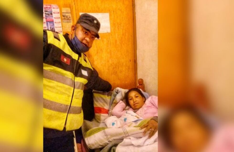 Héroes de todos los días: en comunicación telefónica con un médico, un policía ayudó a nacer a un bebé