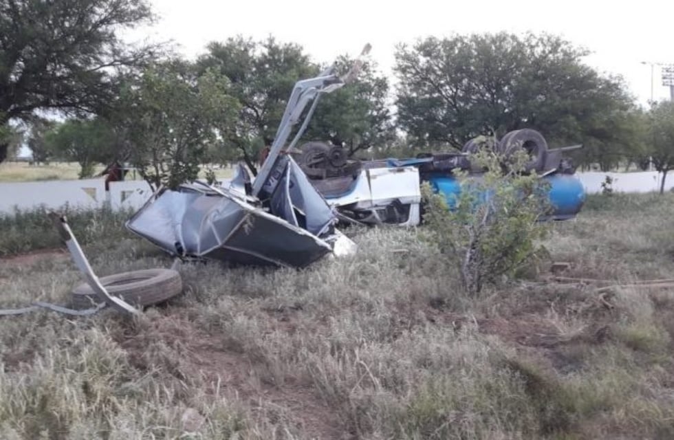 Un camión cisterna se quedó sin frenos y volcó