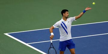 Flushing Meadows (United States), 29/08/2020\u002E- Novak Djokovic of Serbia serves to Milos Raonic of Canada during their Finals match at the Western and Southern Open at the USTA National Tennis Center in Flushing Meadows, New York, USA, 29 August 2020\u002E (Tenis, Abierto, Estados Unidos, Nueva York) EFE/EPA/JASON SZENES