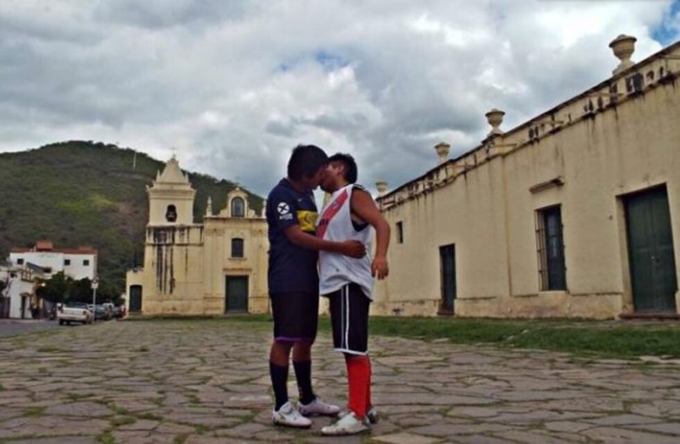 Habló el autor del "Súperclásico beso marica" que fue furor en las redes