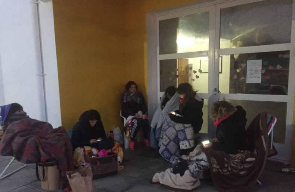 Comenzaron los acampes de padres por vacantes en jardines y escuelas