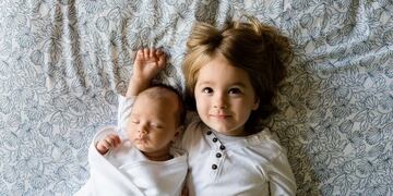 La tierna reacción de una niña al conocer a su hermanita recién nacida