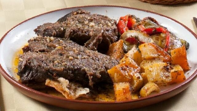 En los restaurantes ofrecen combos especiales con la carne a la masa como plato principal.