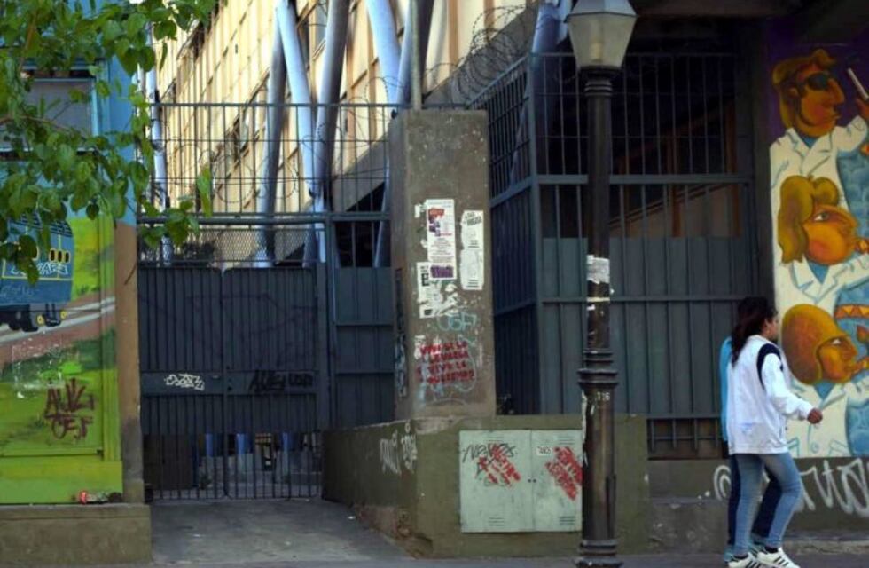 Violaron a una menor en la puerta de una escuela en pleno centro mendocino