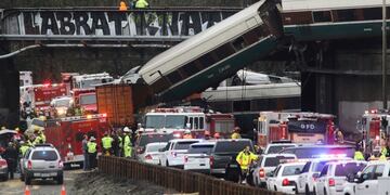 First responders are at the scene of an Amtrak passenger train which derailed and is hanging from a bridge over the interstate highway (I-5) in DuPont, Washington, U\u002ES\u002E, December 18, 2017\u002E REUTERS/Nick Adams