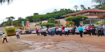 Puerto Iguazú protesta de taxistas y remiseros que exigen un carril único en el puente a Foz do Iguazu\u002E (Radio Nacional)