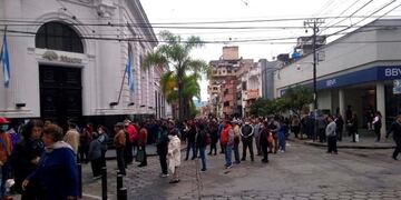 El público esperando en la calle, para entrar al banco, en Jujuy