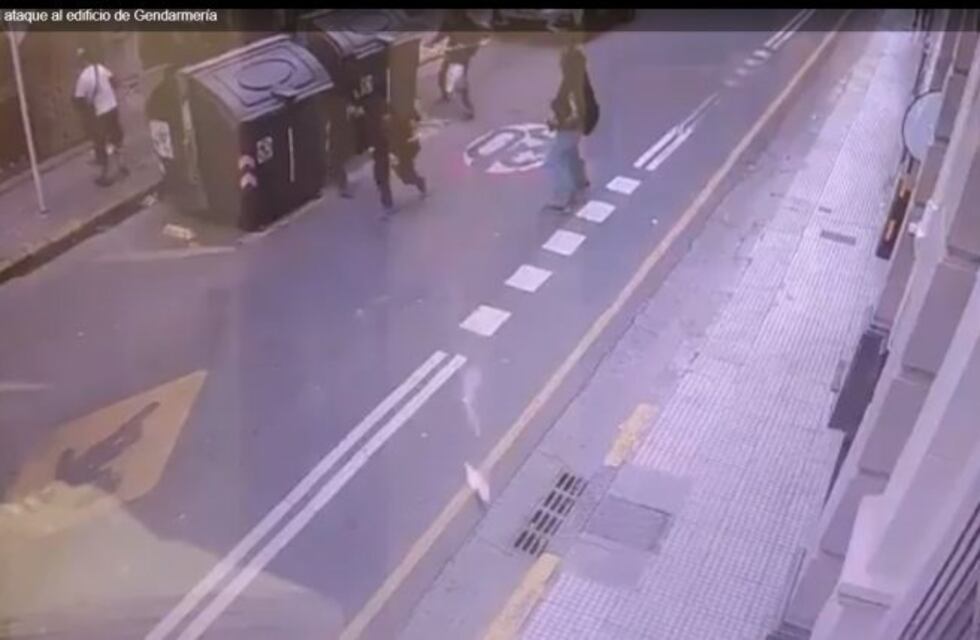 Después del acto en Plaza de Mayo, encapuchados tiraron bombas molotov en la mutual de Gendarmería