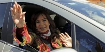 BALLOTAGE 2015 22-11 eleccion presidencial votacion sufragiornArgentinian President Cristina Fernandez de Kirchner waves from the car after casting her vote during the run-off election, in Rio Gallegos, province of Santa Cruz, Argentina on November 22, 2015. AFP PHOTO/WALTER DIAZrn rio gallegos santa cruz cristina fernandez de kirchner elecciones presidenciales 2015 segunda vuelta balotaje presidenta votando votacion voto sufragio