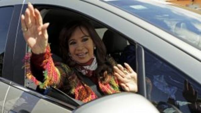 BALLOTAGE 2015 22-11 eleccion presidencial votacion sufragiornArgentinian President Cristina Fernandez de Kirchner waves from the car after casting her vote during the run-off election, in Rio Gallegos, province of Santa Cruz, Argentina on November 22, 2015.    AFP PHOTO/WALTER DIAZrn rio gallegos santa cruz cristina fernandez de kirchner elecciones presidenciales 2015 segunda vuelta balotaje presidenta votando votacion voto sufragio