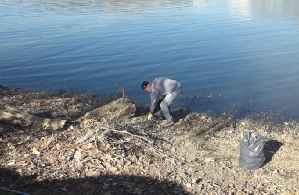 Pidió ayuda para limpiar el lago San roque y lo dejaron solo: fue igual