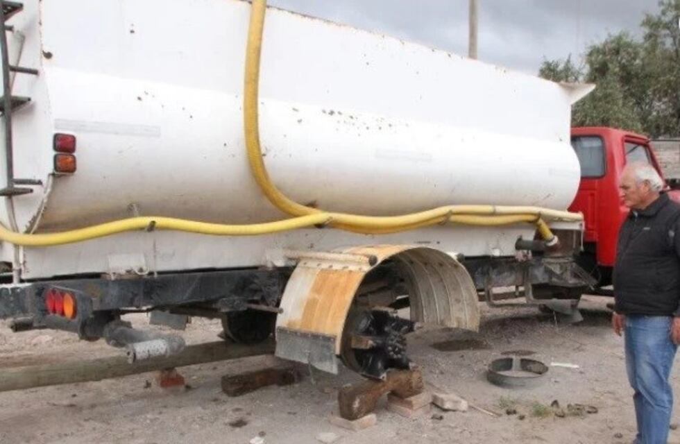Robaron las cuatro ruedas de un camión cisterna y lo dejaron sobre troncos
