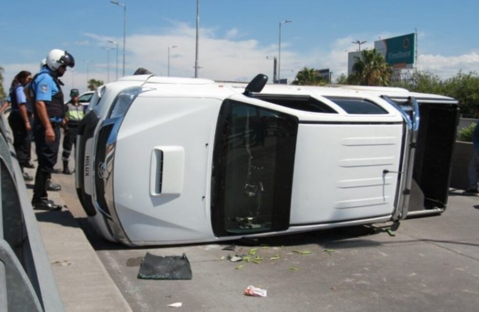 Volcó una camioneta en Acceso Este y Costanera