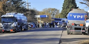 El boqueo de la planta de YPF Camino a Montecristo complica el abastecimiento a los camiones\u002E