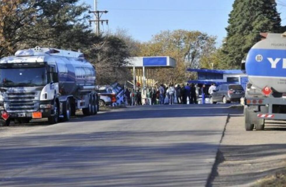 Protesta de camioneros bloquea la planta de YPF de Camino a Montecristo