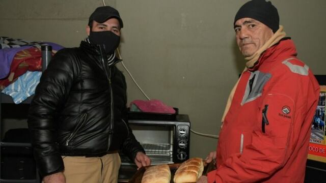 José Luis y Gustavo ahora subsisten con la venta de pan\u002E