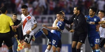 Ricardo Centurión se fue expulsado ante River por querer agredir a Enzo Pérez\u002E