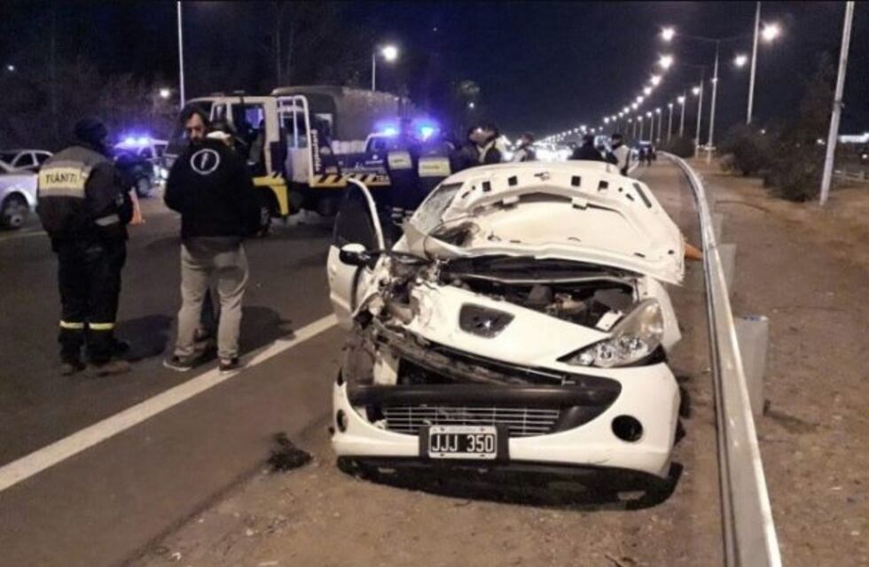 Un conductor ebrio chocó contra un control policial en el Acceso Sur