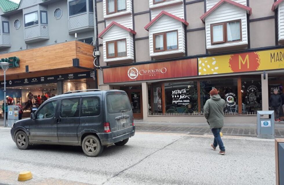 Sólo el 7% de los ushuaienses usan completamente la senda peatonal