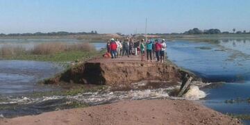 Brindan asistencia tras la caída de un puente en San Isidro\u002E (Foto: El Litoral)