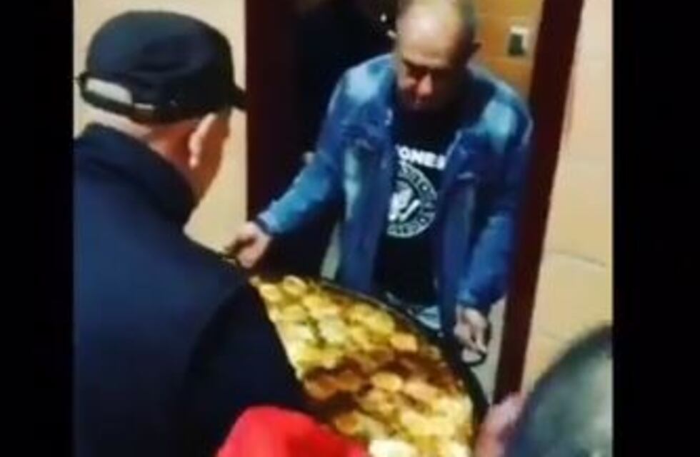 Video: intentaron pasar una paellera por una puerta estrecha y pasó lo peor