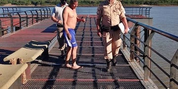Cruzó nadando de Uruguay a Concordia por una apuesta y fue detenido