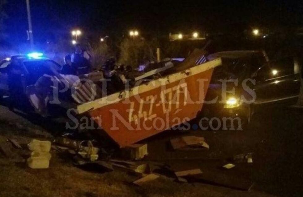 Perdió el control de su automóvil y terminó impactando contra un volquete